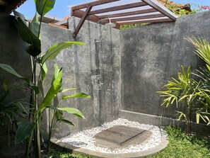 Villa Deluxe, 1 habitación, vistas a la piscina | Baño | Ducha y cabezal de ducha tipo lluvia