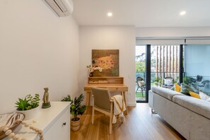 Smart TV - Steps to City/ Chic 2-B2b Oasis with Parking (Parkside)