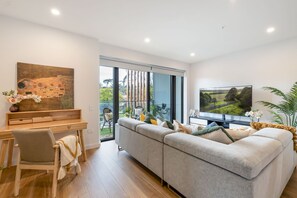 Smart TV - Steps to City/ Chic 2-B2b Oasis with Parking (Parkside)