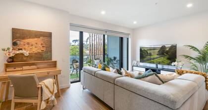 Steps to City/ Chic 2-B2b Oasis with Parking