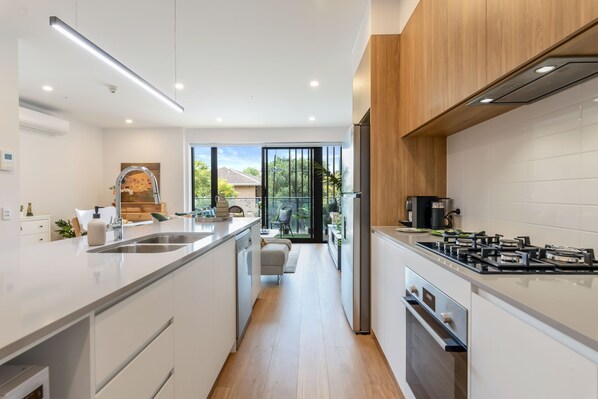 Een koelkast, een microgolfoven, een oven, een kookplaat