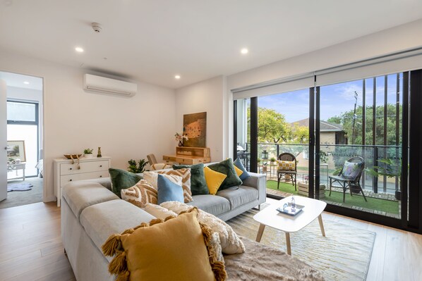 Smart TV - Steps to City/ Chic 2-B2b Oasis with Parking (Parkside)
