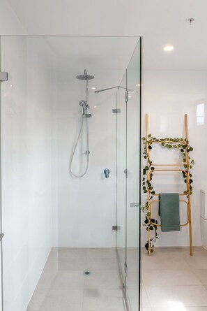 Eco-friendly toiletries, hair dryer, towels, soap - Steps to City/ Chic 2-B2b Oasis with Parking (Parkside)