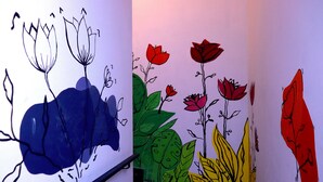 A staircase with a hand-painted floral mural on the wall. - Ruda Hostel (Buenos Aires)