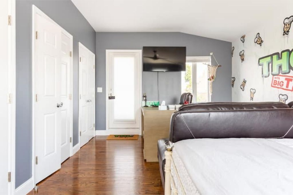 3 chambres, coffres-forts dans les chambres, bureau