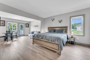 Desk, iron/ironing board, WiFi, bed sheets - Lux Studio in Horseshoe Valley (Oro)