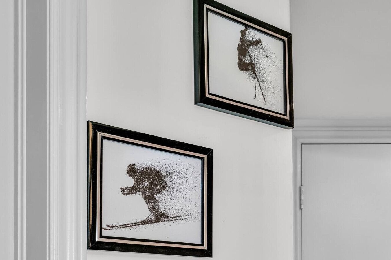 Tres obras de arte enmarcadas sobre una pared blanca.