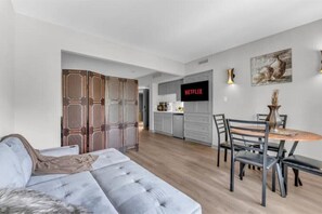 TV - Lux Studio in Horseshoe Valley.
 (Oro)