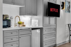 Frigorifero, microonde, macchina per tè/caffè, tostapane