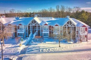 Exterior - Lux Studio in Horseshoe Valley.
 (Oro)