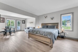 1 bedroom, iron/ironing board, WiFi, bed sheets - Lux Studio in Horseshoe Valley.
 (Oro)