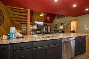 House, Multiple Beds, Hot Tub, Mountain View | Private kitchen | Fridge, microwave, oven, stovetop - Brandon`s Mountain Retreat (Gatlinburg)