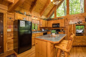 小屋, 1 張特大雙人床, 熱水浴缸, 山景 | 私人廚房 | 雪櫃、微波爐、焗爐、爐具