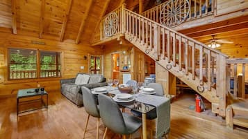 Cabaña, 1 cama Queen size y sofá cama, hidromasaje | Área de sala de estar | Televisión de pantalla plana de 50 pulgadas con canales digitales