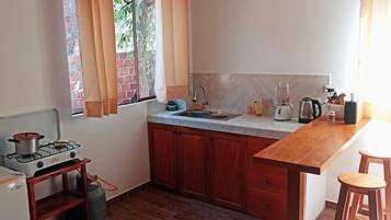 Jääkaappi, liesi, tehosekoitin, keittoastiat/astiat/ruokailuvälineet