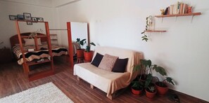 1 slaapkamer, een bureau, beddengoed