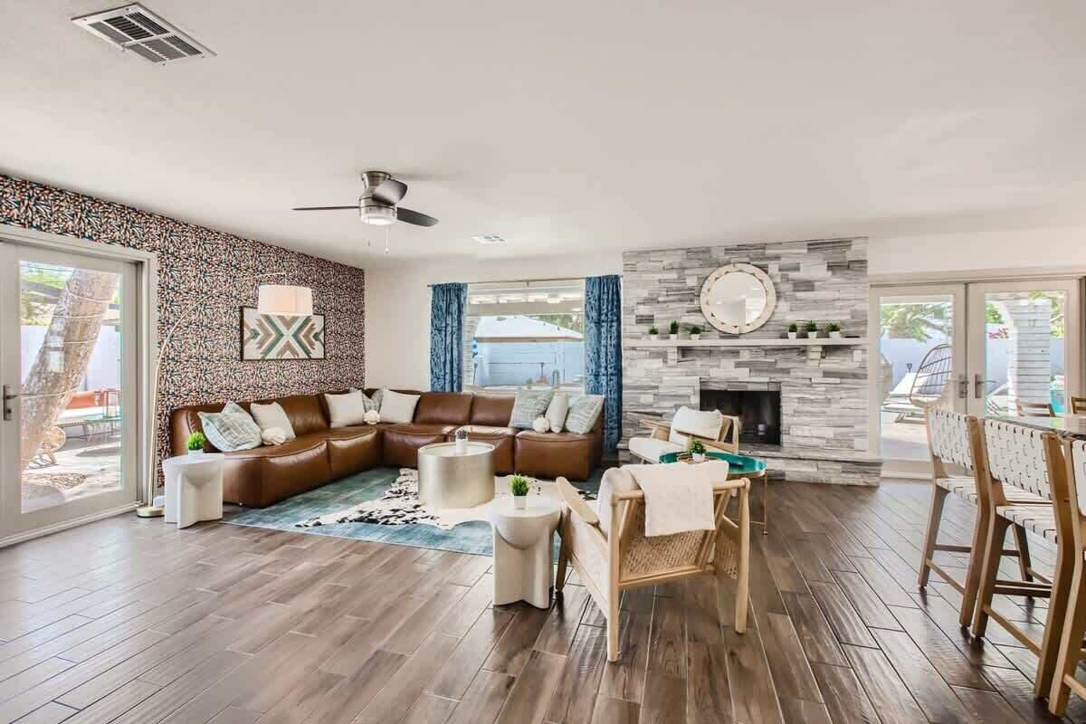 Télévision, cheminée, chaîne hi-fi, espaces bureaux