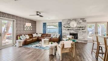 Télévision, cheminée, chaîne hi-fi, espaces bureaux