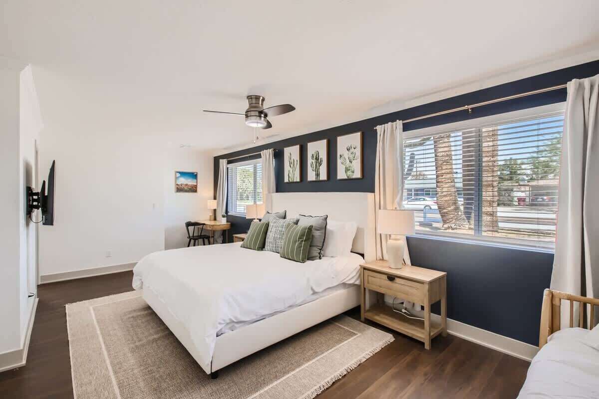 4 chambres, bureau, fer et planche à repasser, lit parapluie