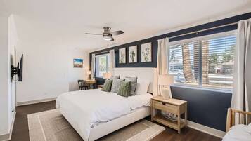 4 chambres, bureau, fer et planche à repasser, lit parapluie