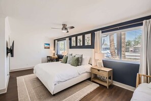 4 室のベッドルーム、デスク、アイロン / アイロン台、旅行用ベビーベッド