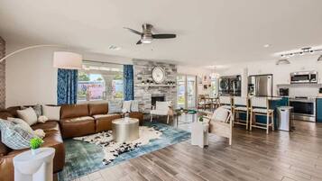 Télévision, cheminée, chaîne hi-fi, espaces bureaux