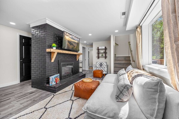 Télévision, cheminée, baby-foot, espaces bureaux