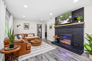 Televisor, llar de foc, futbolí i oficines 