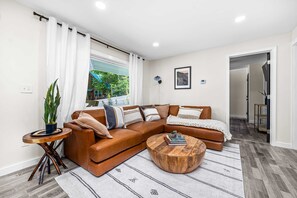 Télévision, cheminée, baby-foot, espaces bureaux