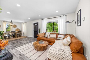 Télévision, cheminée, baby-foot, espaces bureaux