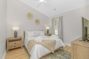 4 bedrooms, WiFi, bed sheets - 4-min Walk to Ocean|2 King Suites|Beach Retreat (Myrtle Beach)