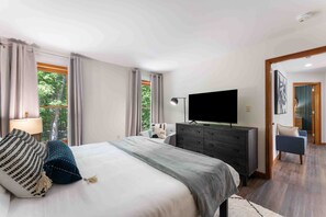 5 bedrooms, desk, iron/ironing board, travel crib