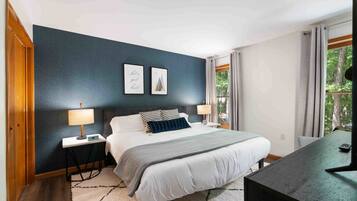 5 bedrooms, desk, iron/ironing board, travel crib