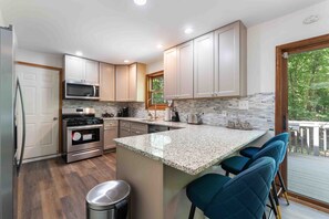 冷蔵庫、電子レンジ、オーブン、コンロ