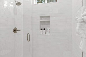 Badewanne, Haartrockner, Handtücher
