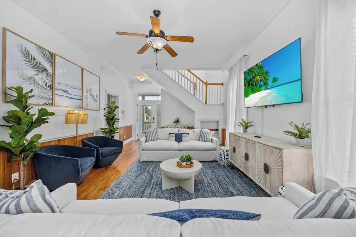 Televisión, futbolito y oficina 