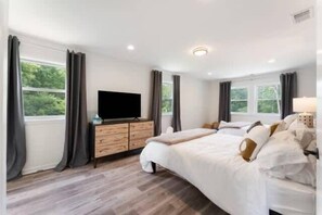 4 habitaciones, escritorio y tabla de planchar con plancha