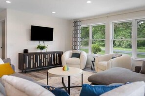 TV, books, offices - Poconos Wonderland: DOME, Hot Tub & Games Galore! (East Stroudsburg)