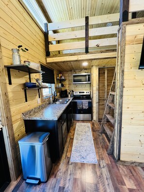 Fridge, oven, stovetop, coffee/tea maker