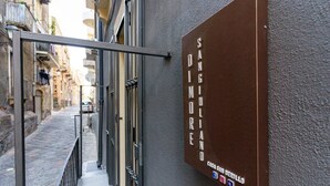 Un estrecho callejón con un edificio que muestra un letrero que dice "SANGIMILANO CISA SAN SERPULO".