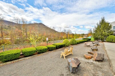 Cozy Downtown Hunter Mountain Getaway