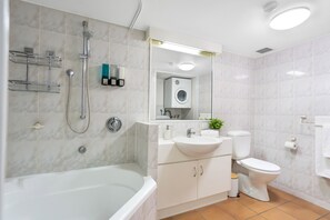 Comfort Apartment | Bathroom | Combined shower/bathtub, free toiletries, hair dryer, towels - Unique Tropic Escape 111 (Cairns North)