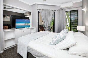Comfort Apartment | 1 bedroom, iron/ironing board, free WiFi, bed sheets - Unique Tropic Escape 111 (Cairns North)