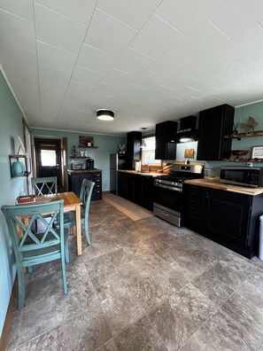 Coffee/tea maker, fridge, microwave, oven - COZY LAKE COTTAGE/CASITA in a quaint country setting (Reading)