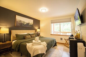 3 bedrooms, desk, iron/ironing board, travel cot