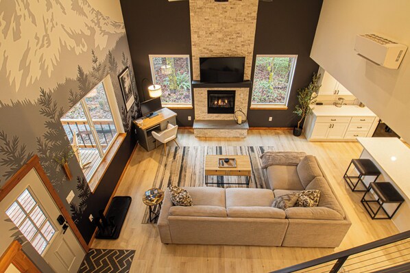Smart TV, fireplace, books, stereo