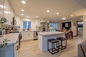 Jääkaappi, mikroaaltouuni, uuni, liesi