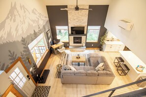 Smart TV, chimenea, libros y estéreo 