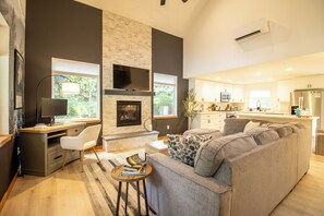Smart TV, chimenea, libros y estéreo 