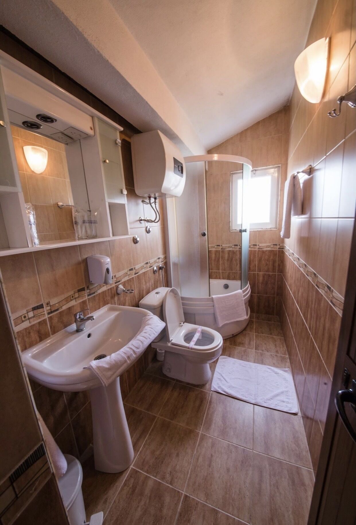 basic room | bathroom